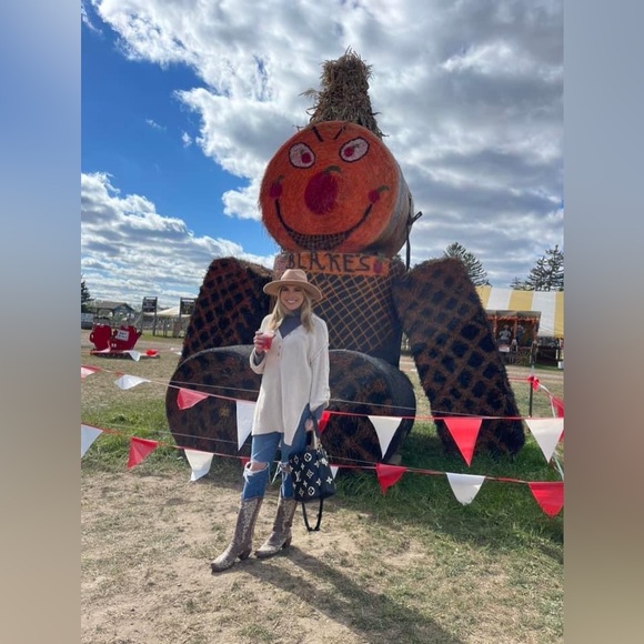 Meet your Posher, Taylor - Picture 10 of 11